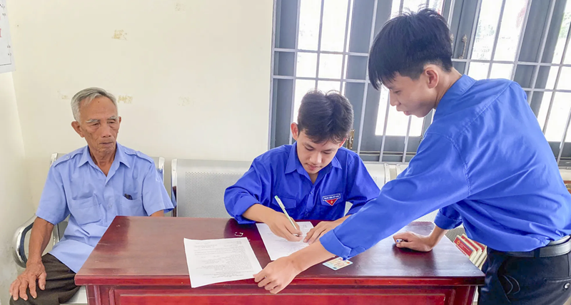 Khi người trẻ thắp sáng màn hình, người lớn thắp sáng lòng tin